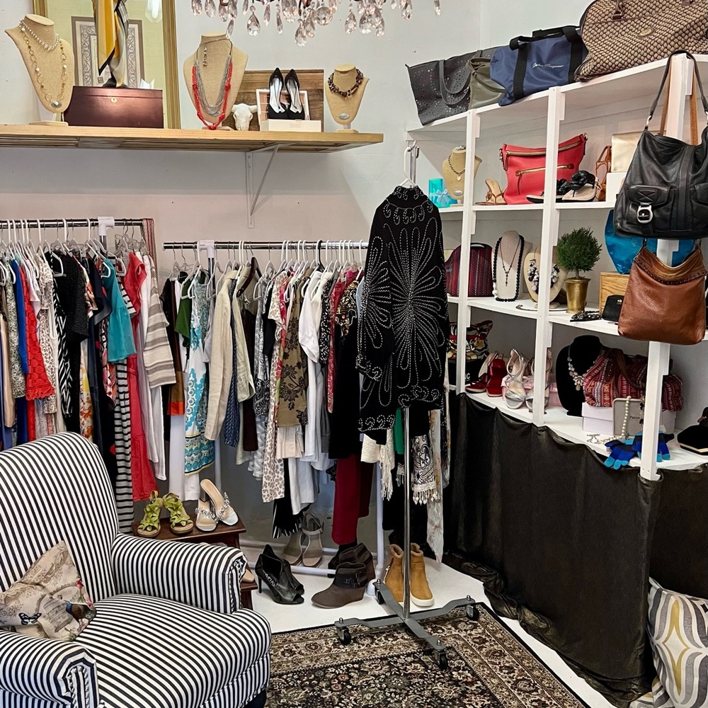 ⭐️ LIVE TONIGHT AT THE HIPPIE RICH RESALE RANCH! CRAZY SALES GALORE AND MORE! ⭐️ - Picture 2 of 6